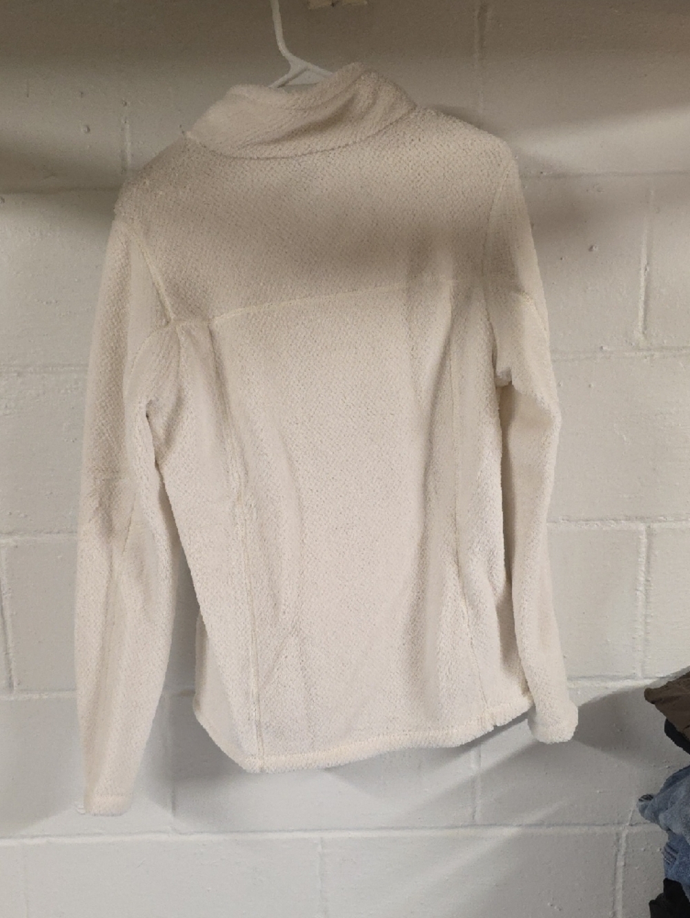 Patagonia Cream Snap-T Fleece Pullover with Beige Pocket Accent - Picture 2 of 3